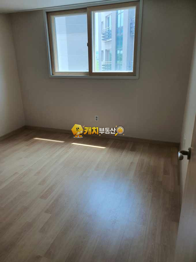 경기 포천시 소흘읍 이동교리 캐치 l 준신축 l 28049 l 그린포레빌 l 쓰리룸 매매 매물번호 33966 사진 2