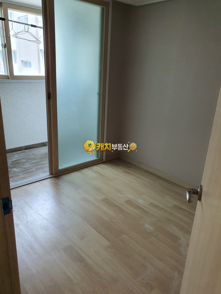 경기 포천시 소흘읍 이동교리 캐치 l 준신축 l 28049 l 그린포레빌 l 쓰리룸 매매 매물번호 33966 사진 3